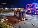 Wypadek w Lesznie. Seicento wypadło z drogi i dachowało na Alejach Konstytucji 3 Maja . Dwie osoby w szpitalu ZDJĘCIA i FILM