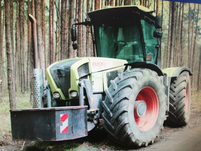 Skradziony ciągnik o wartości 300 tysięcy złotych znaleziono w lesie.