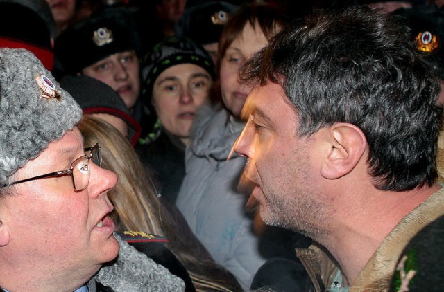 Borys Niemcow (z prawej strony) spiera się z rosyjskim milicjantem.