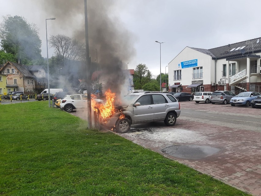 Pożar samochodu pod Biedronką. W biały dzień samochód stanął w ogniu w Świeradowie- Zdroju