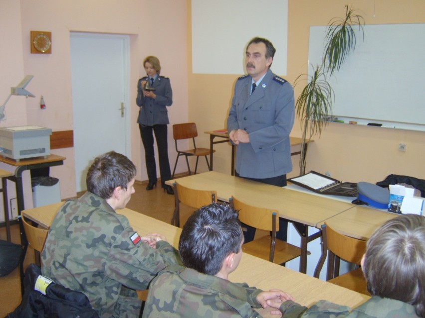 Policjanci z Inowrocławia w klasach mundurowych ZSP Kościelec