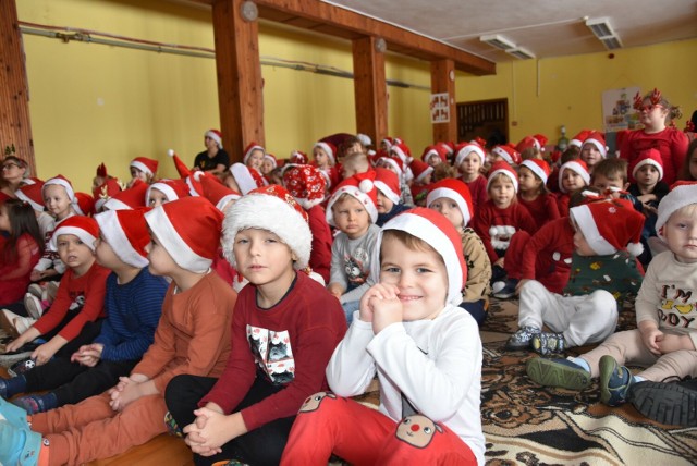 Przedszkolaki z Byczyny oczekiwały przyjścia świętego Mikołaja. Oprócz prezentów czekała na milusińskich niespodzianka - spektakl w wykonaniu nauczycieli i rodziców.