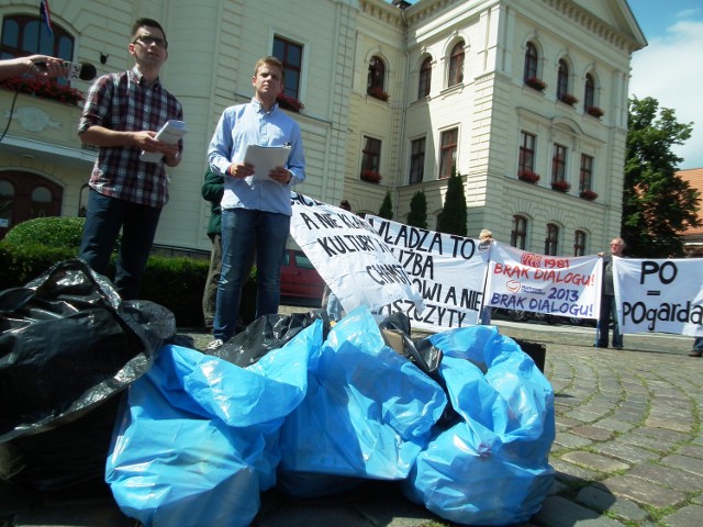 Pikieta śmieciowa pod bydgoskim ratuszem