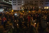 Kraków. "Łańcuch światła dla wolnych sądów". Protest przed budynkiem Sądu Okręgowego w Krakowie [ZDJĘCIA]  