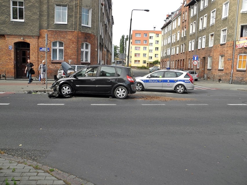 Renault zderzył się z volkswagenem, który znalazł się na chodniku