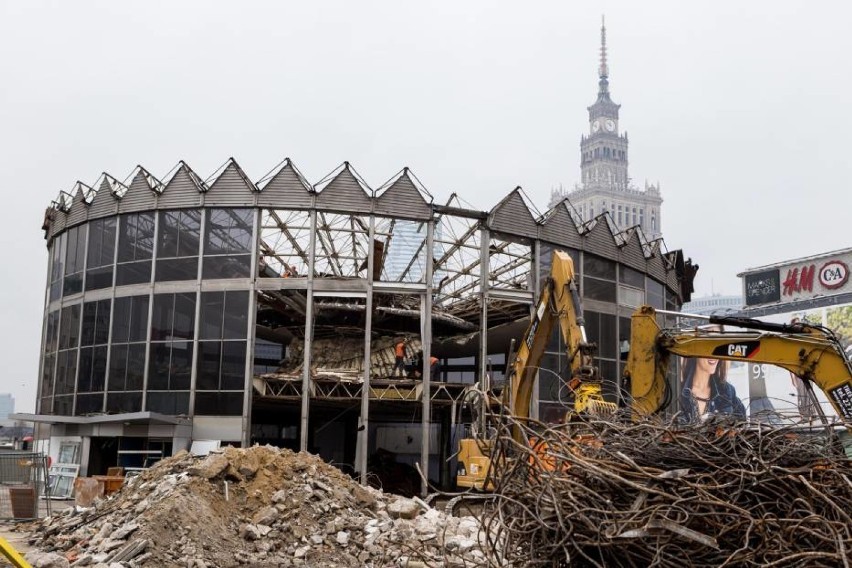 Opóźnienie łapią także komercyjne budynki. Pierwszy z nich –...