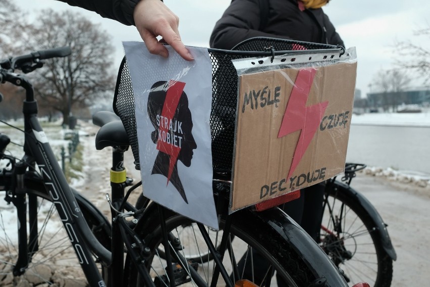 "Solidarność naszą bronią". Na ulice Krakowa wyjechał rowerowy Strajk Kobiet