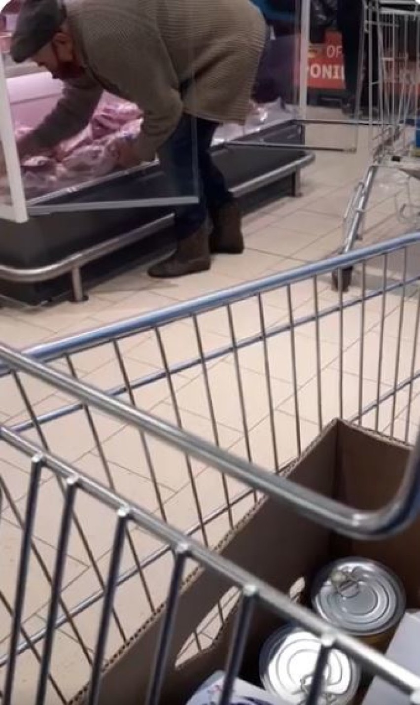 Macanie towaru nagrane w sklepie w Wadowicach
