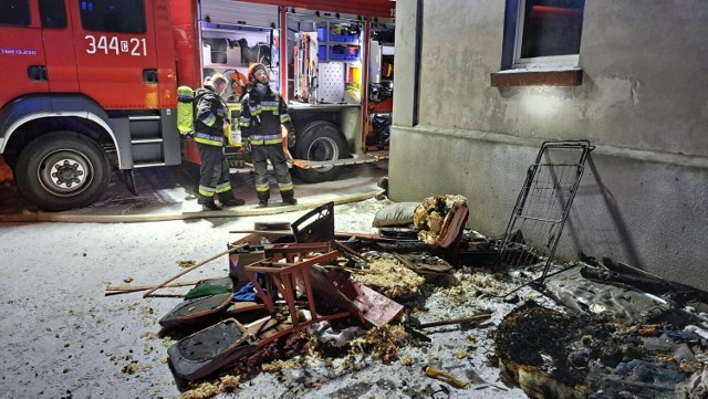 Z pożarem mieszkania przy ul. Trakt w Chełmży walczyło 7 zastępów straży pożarnej.