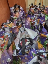 Świąteczne paczki dla tomaszowskich seniorów. Pomoc otrzymało ponad dwustu seniorów