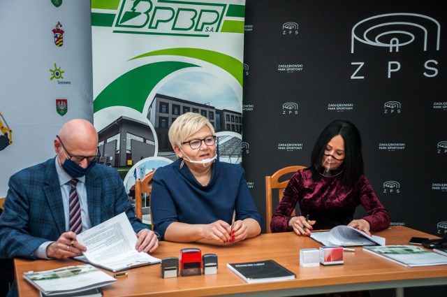 Umowa na budowę nowego Stadionu Zimowego została podpisana 27 października. 

Zobacz kolejne zdjęcia. Przesuń zdjęcia w prawo - wciśnij strzałkę lub przycisk NASTĘPNE