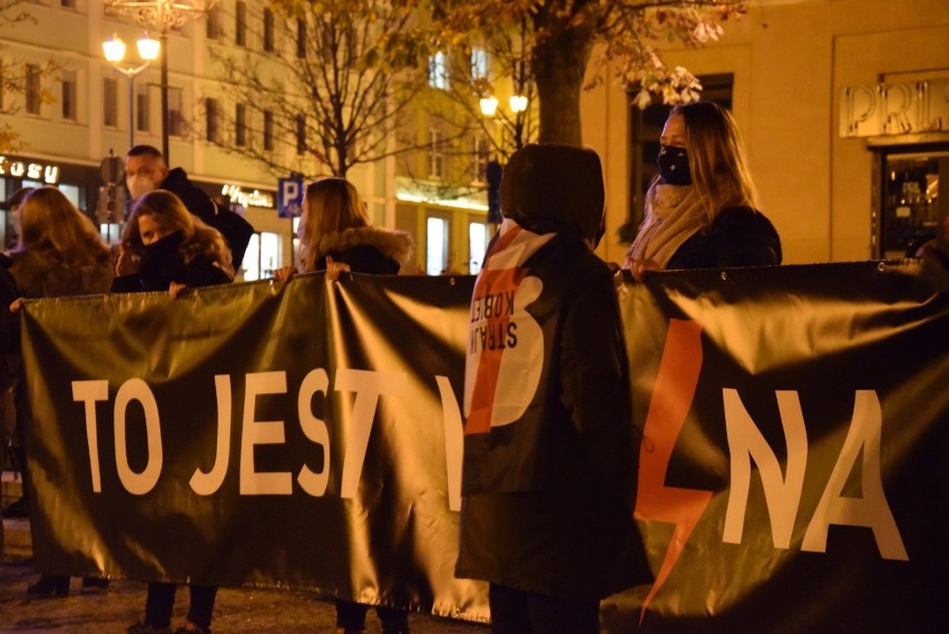 Kolejny protest kobiet w Białymstoku pod hasłem "to jest wojna". Okrzyki na Rynku Kościuszki (ZDJĘCIA) 9.11.2020