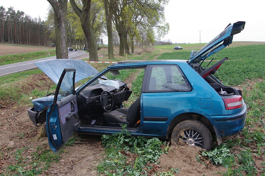 Wskutek odniesionych obrażeń zmarł 21-letni pasażer mazdy....