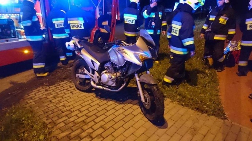 Na obwodnicy Lwówka osobowy Nissan zderzył się z motocyklem...