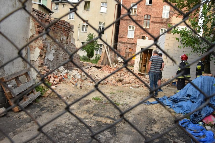 Zawalił się mur przy ulicy Toruńskiej. Strażacy przeszukiwali gruzy [zdjęcia]