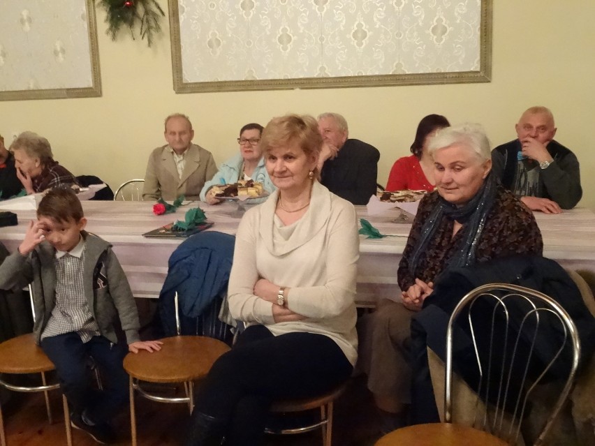 W Chełmcach Babcie i Dzadkowie zostali zaproszeni na tort i...