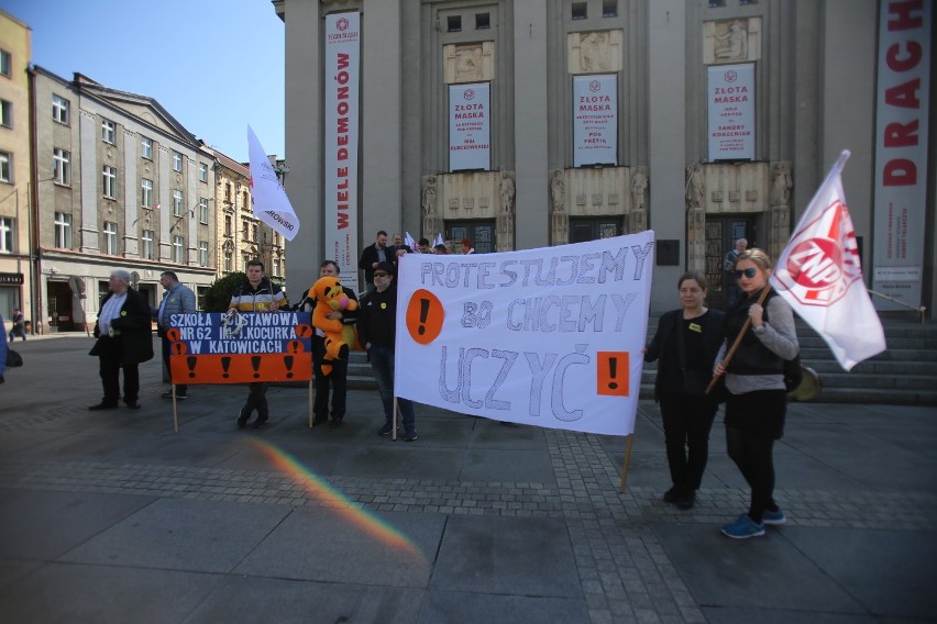 Manifestacja nauczycieli na rynku w Katowicach