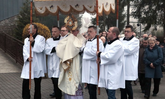 Procesja rezurekcyjna w kościele na osiedlu Strzemięcin w Grudziądzu