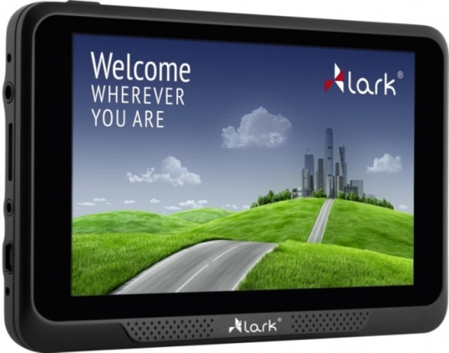 Do 200 zł >>> Lark FreeBird 50.9 5'' LarkMap
Niedroga nawigacja popularnej firmy Lark. Posiada 5-calowy, dotykowy ekran o rozdzielczości 480 x 272 pixeli. Za płynność działania odpowiada procesor 500MHz, wspierany przez pamięć RAM 128 MB. Nawigacja charakteryzuje się pojemnością 2GB i posiada slot na karty microSD. W urządzeniu zainstalowano szczegółową mapę Polski LarkMap z funkcjami nawigacji „znajdź i jedź” dla spieszących się, czy z komunikatami głosowymi. W zestawie znajduje się uchwyt, zasilacz oraz rysik. Cena ok. 196 zł.