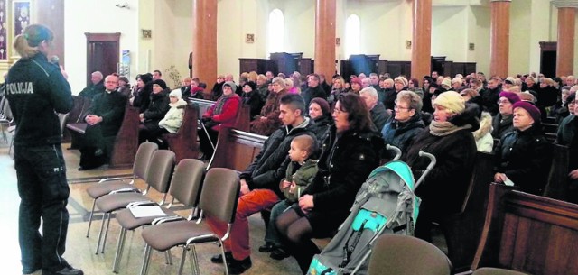 Łomżyńska policja apeluje o ostrożność - na zdj. na spotkaniu w parafii pw. Krzyża Św. w sprawie oszustw seniorów