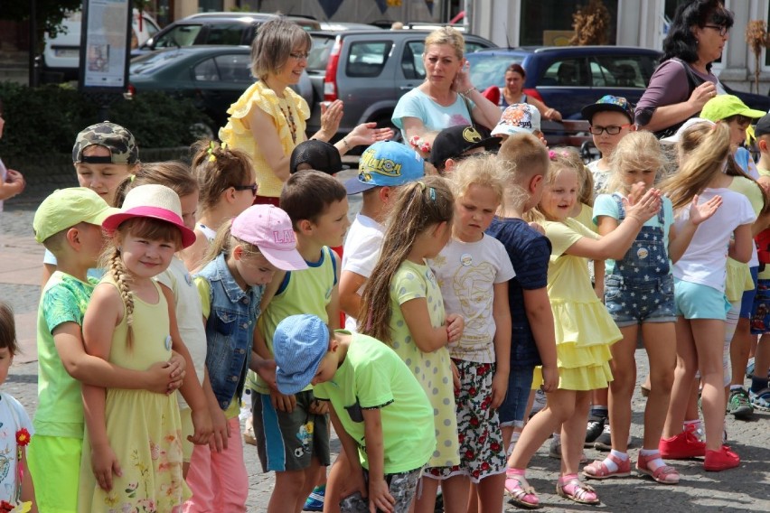 Tczew: dzieci przywitały lato i odsłoniły figurkę tej pory roku na pl. Hallera [ZDJĘCIA]