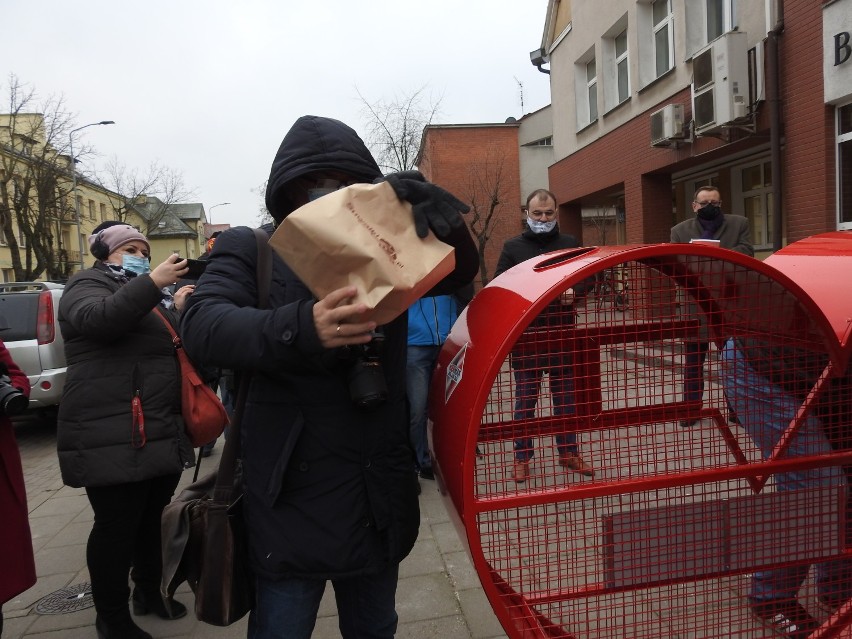 W Suwałkach zamontowano ufundowany przez przedsiębiorcę pierwszy nakrętkomat. Kolejny zakupią radni z klubu "Łączą nas Suwałki" 