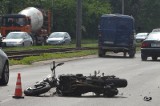 Na al. Mickiewicza w Łodzi motocyklista zderzył się z samochodem dostawczym