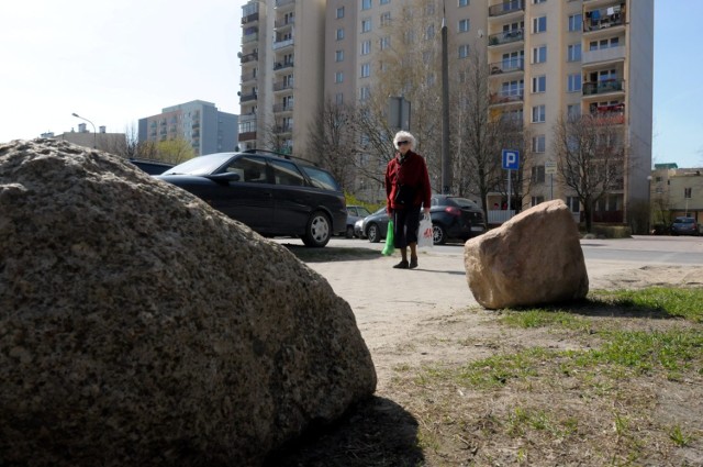 Parkowanie na Czechowie: Wielkie kamienie strzegą trawników