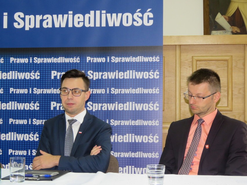 Od lewej: radny wojewódzki Filip Kaczyński i starosta...
