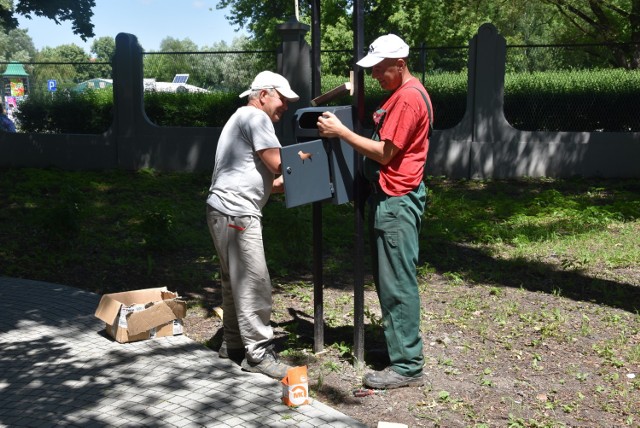 Wczoraj (21.06) w Parku Strzeleckim pojawiła się ekipa montująca nowiutkie zestawy do sprzątania po swoim psie. Na terenie całego parku pojawiło si ich 10