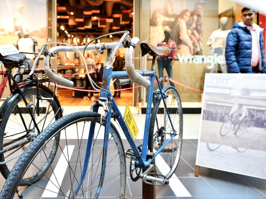 Wśród eksponatów jest oryginalny rower pocztowy oraz rowery...