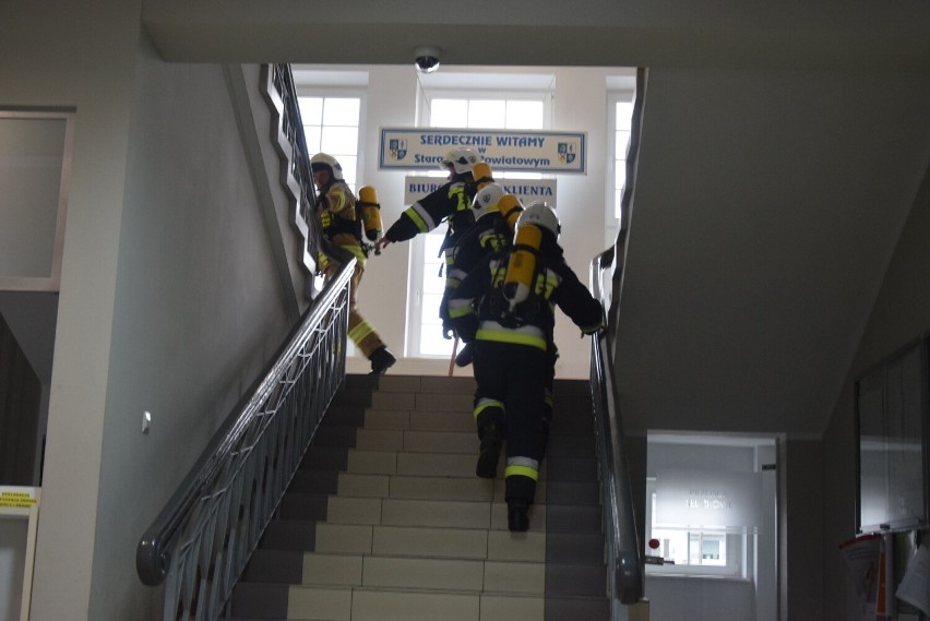 Strażacy z JRG i OSP z powiatu sępoleńskiego wchodzili po...