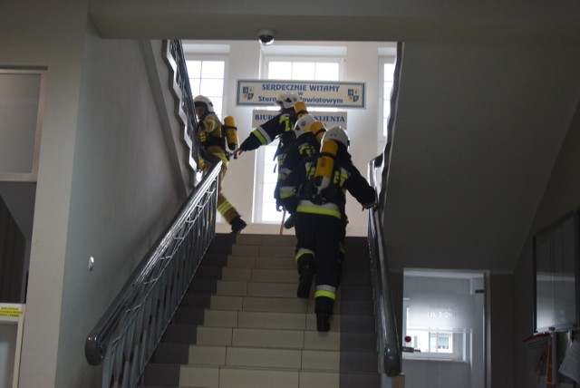 Strażacy z JRG i OSP z powiatu sępoleńskiego wchodzili po schodach urzędu miejskiego i starostwa.