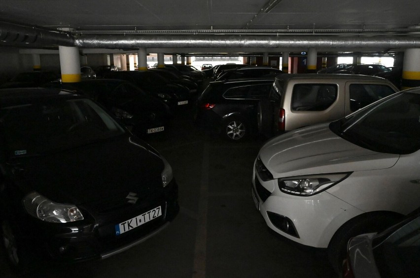 Ciemności na parkingu piętrowym "Centrum" w Kielcach. Kierowcy mówią, że jest niebezpiecznie  