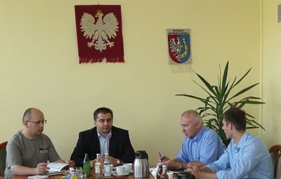 Lech Piasecki (drugi od prawej) i Mirco Piermarini podczas wizyty u starosty Łukasza Stachery