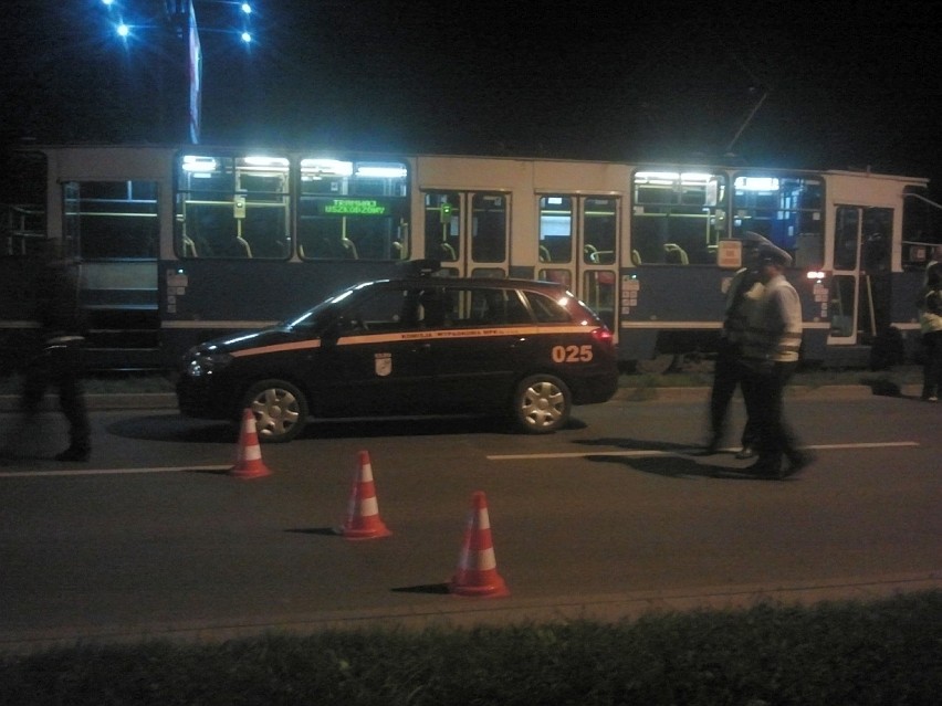 Śmiertelny wypadek na Toruńskiej. Kobieta w nocy wpadła pod tramwaj (ZDJĘCIA)
