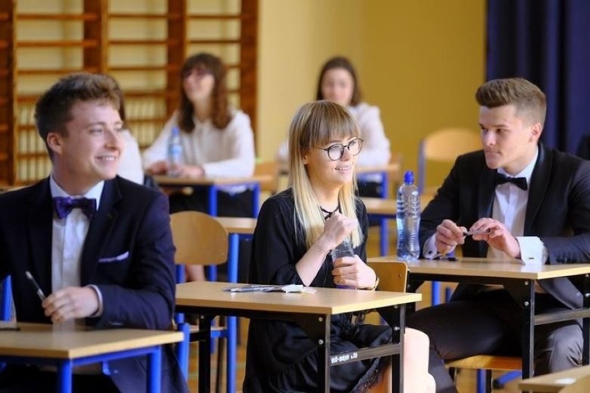 Skutkiem reformy systemu edukacji jest kumulacja roczników,...