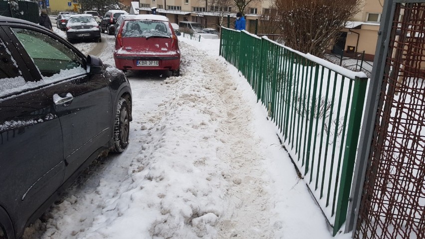 Śnieg zalegających na ulicach w Bochni zajmuje wiele miejsc...