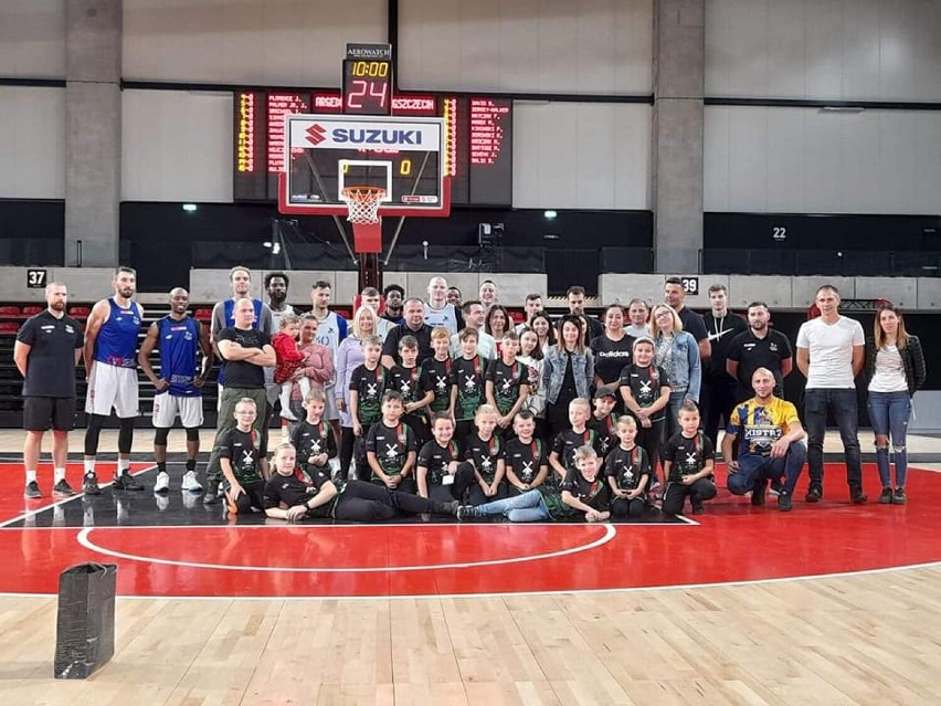 Młodzi piłkarze LZS-u Kuczków mieli okazję obejrzeć trening koszykarzy z Ostrowa Wlkp.