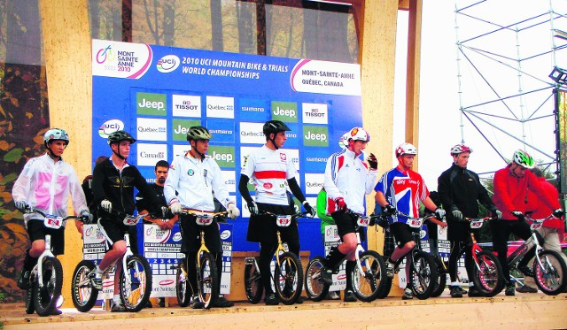 Start do wyścigu finałowego w kategorii rowerów 20-calowych - w środku czwarty od lewej Filip Mrugała