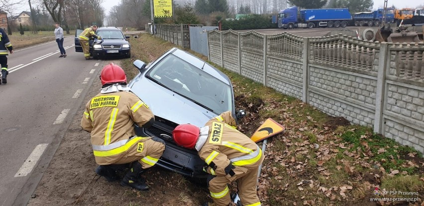 Przasnysz. Wypadek na ul. Żwirki i Wigury. Młoda kobieta wylądowała w rowie, 26.01.2020