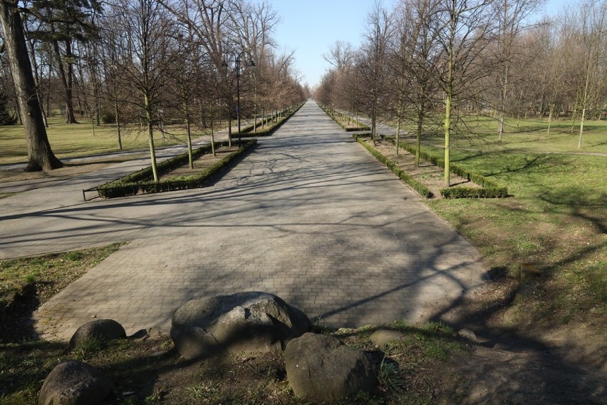 Zakaz wstępu do Parku Miejskiego w Legnicy.
