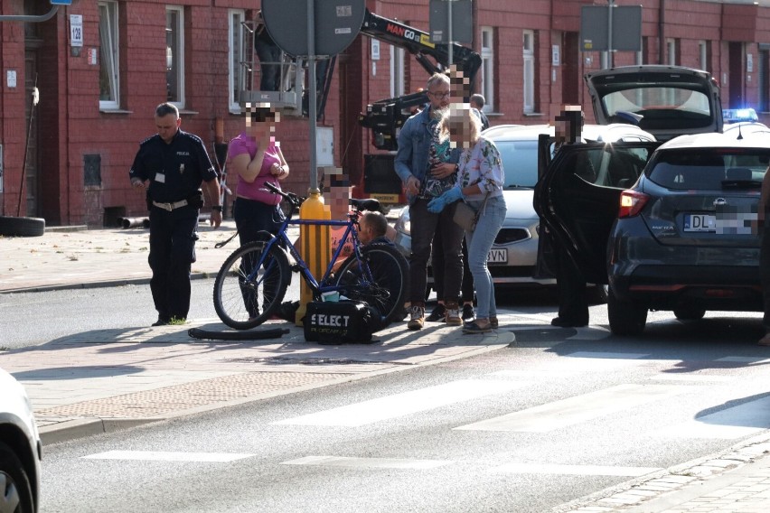 Wypadek na ulicy Jaworzyńskiej w Legnicy, ranny rowerzysta trafił do szpitala