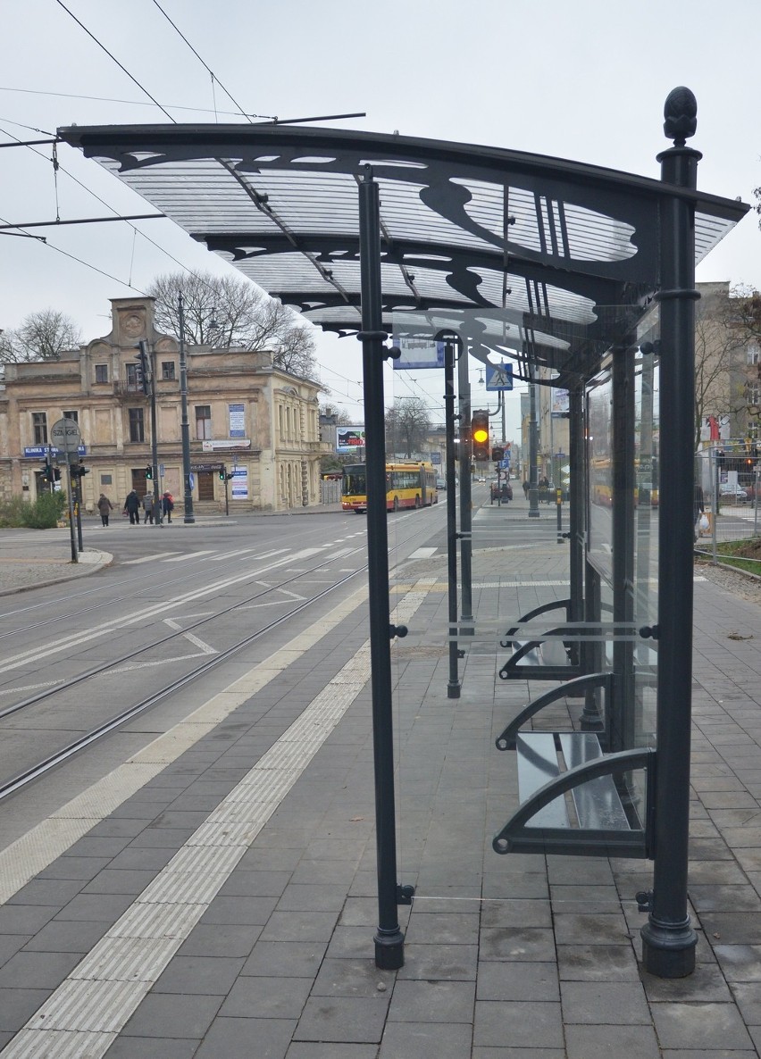 Pierwsze neo-secesyjne wiaty przystankowe już pojawiły się w Łodzi [ZDJĘCIA]