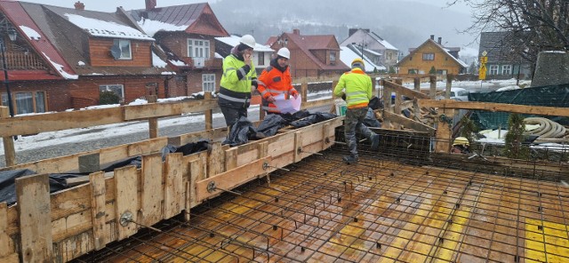 Trwa rewitalizacja rynku w Tymbarku. Prace postępują mimo zimowej aury