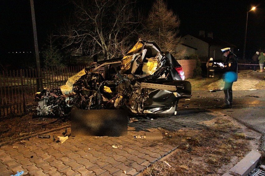 Tragiczny wypadek w Pomarzanach koło Krośniewic. Jedna osoba zginęła na miejscu [ZDJĘCIA]