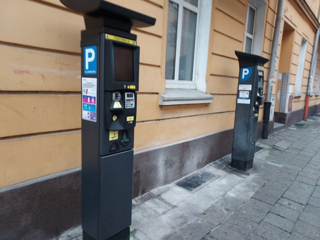 Część nowych parkomatów została już zamontowana. Nowe (na pierwszym planie) wizualnie niewiele różnią się od dotychczasowych, ale  są znacznie nowocześniejsze