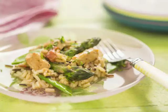 Do pysznego risotto ze szparagami i kurczakiem polecam dodać podsmażone pieczarki.