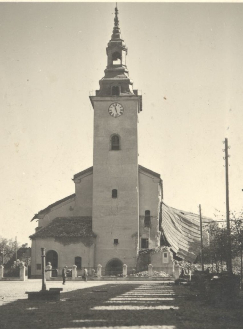 Zdjęcie kościoła uszkodzonego w trakcie bombardowania niemieckiego lotnictwa
