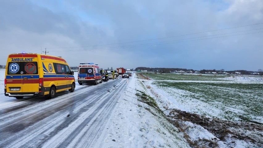 Uwaga kierowcy, na drogach jest niebezpiecznie! W powiecie zduńskowolskim doszło do wypadku. Dwie osoby trafiły do szpitala ZDJĘCIA